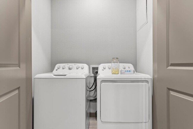 Building Photo - 390 N 2nd Ave