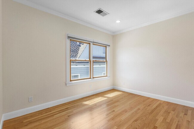Building Photo - 826 Lincoln Ave