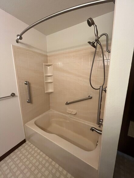 Bathroom - 7511 N Edgewater Ave