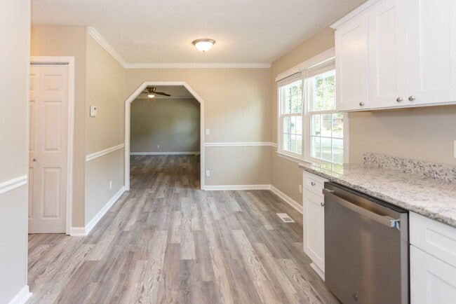 Building Photo - Welcome to this beautiful newly renovated 3-bedroom brick ranch!
