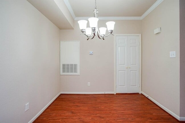 Building Photo - 2255 Braeswood Park Dr