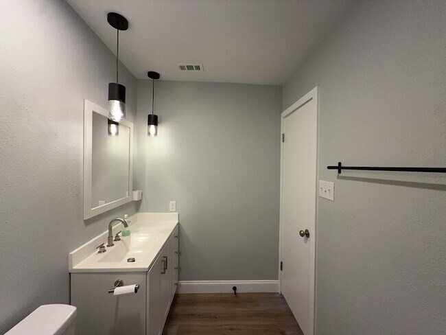 Building Photo - 8917 Vernon Dr