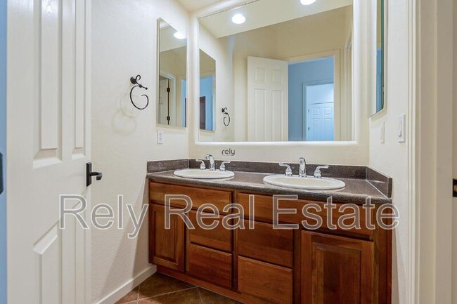 Building Photo - 734 W Juniper Ln