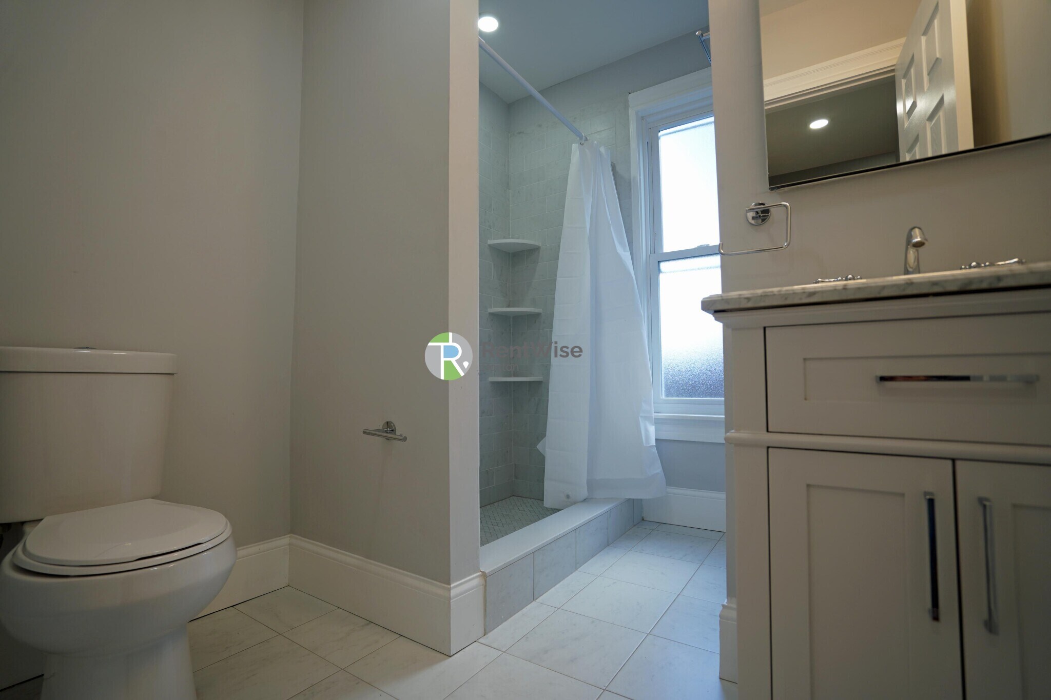 Building Photo - 374 Oxford St