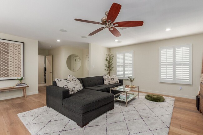 Building Photo - Spacious 2 Bed, 2 Bath Woodland Park Townhome