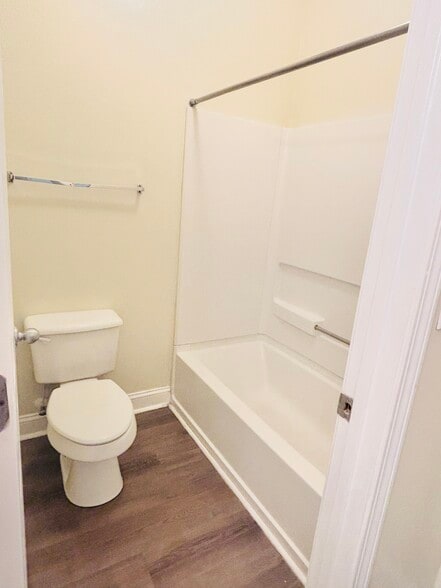 Private Bathroom / Tub & Shower - 4561 Great Oak Dr