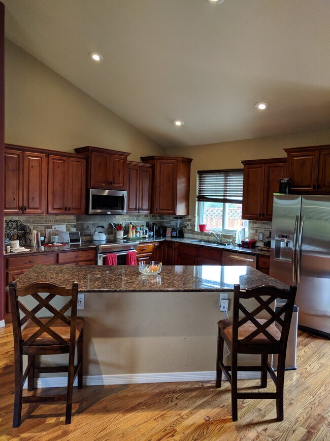 Open floor plan, knotty alder cabinets, granite - 2445 Amberwood Ln