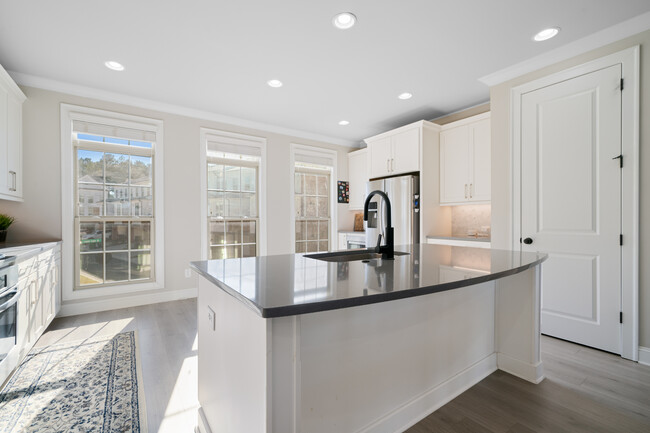 Building Photo - 7906 Laurel Crest Dr