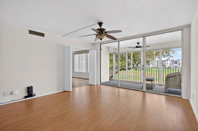 Building Photo - 2651 S Palm Aire Dr