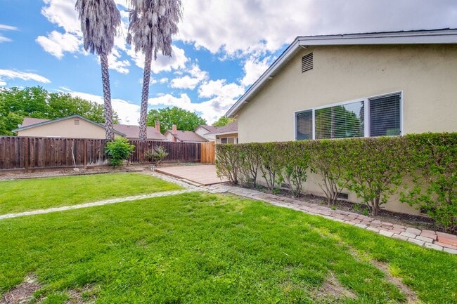 Building Photo - Nicely Refreshed Single Story 4 BR/2BA Gre...