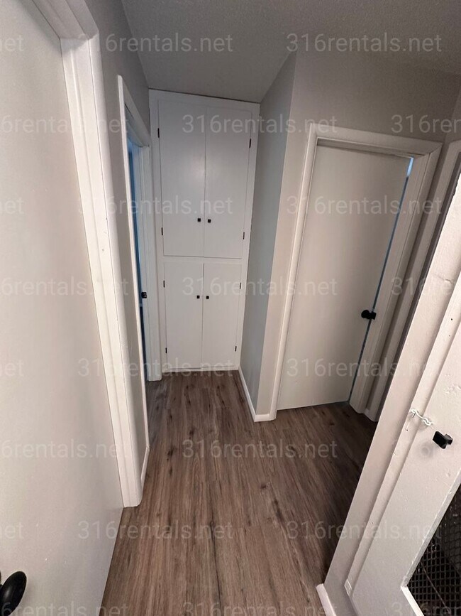 Building Photo - $1050 - 3 bedroom / 1 bathroom - Beautiful Single Family Home *COMING SOON*