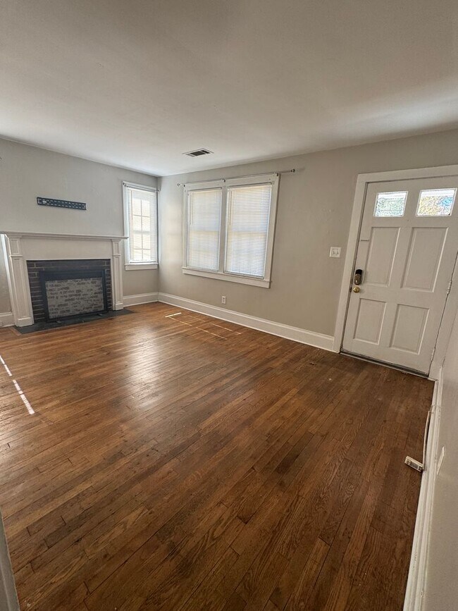 Building Photo - Adorable home in the heart of the medical district!