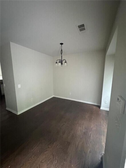 Building Photo - 950 Redwood Dr