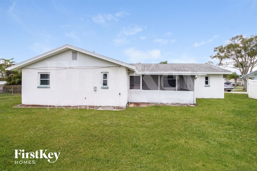 Building Photo - 525 Sacre Coeur Dr