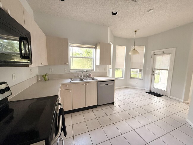 Building Photo - 12077 Pointe Cir
