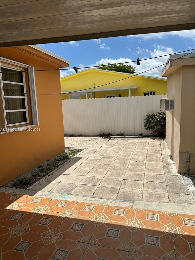 Building Photo - 10500 NW 28th Ct