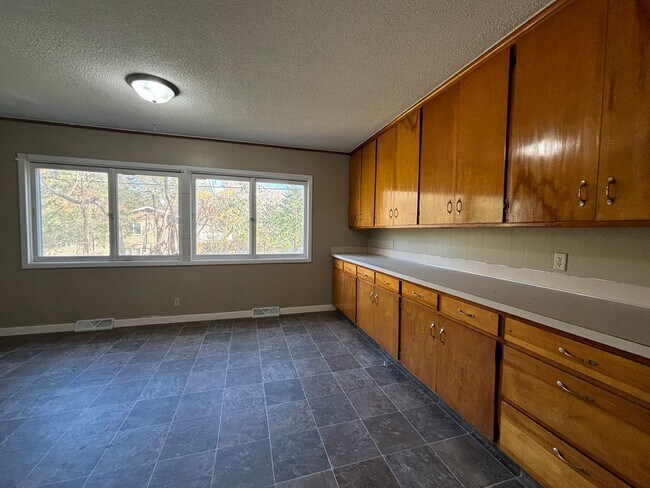 Building Photo - 4 bedroom, 2 bathroom home in the peaceful community of Mahtomedi access to White Bear Lake