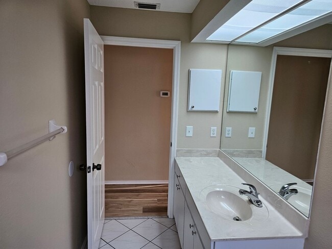 Building Photo - Move In Ready