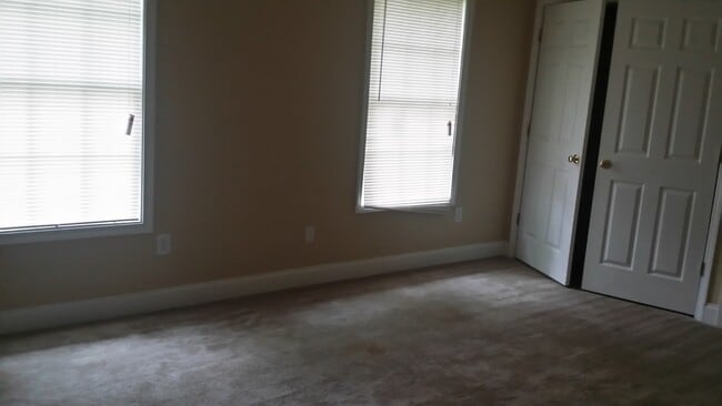 Building Photo - Cute Townhouse in Conyers!