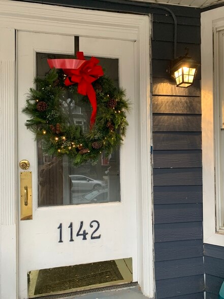 Building Photo - 1142 W Wolfram St