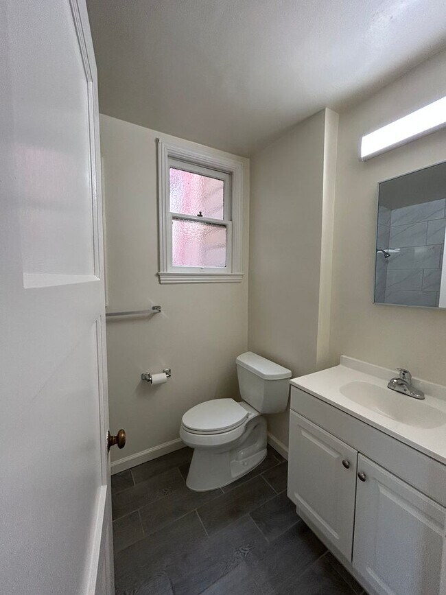 Building Photo - 2741 Judah St