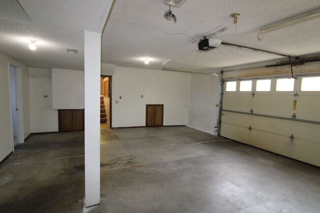 Building Photo - SPACIOUS 3+ BEDROOM SALMON CREEK/MOUNT VISTA MULTI-LEVEL HOME WITH LARGE FENCED YARD!