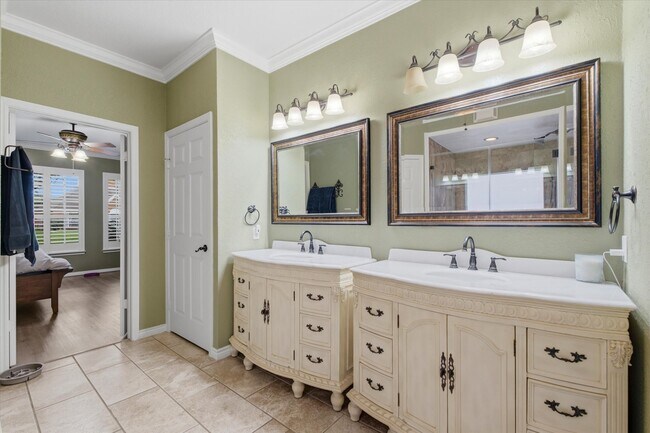 Building Photo - 4704 Broadmoor Dr