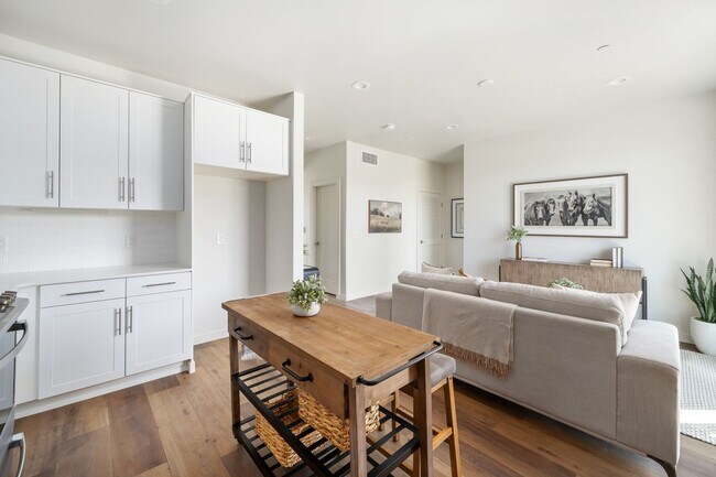 Building Photo - 2355 Victoria Ave