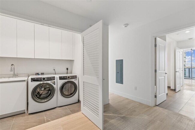 Building Photo - 3015 S Ysabella Ave