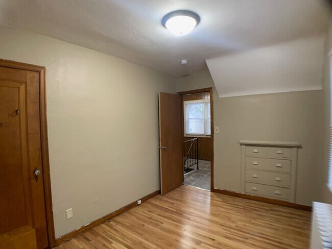 Building Photo - 1130 6th St E