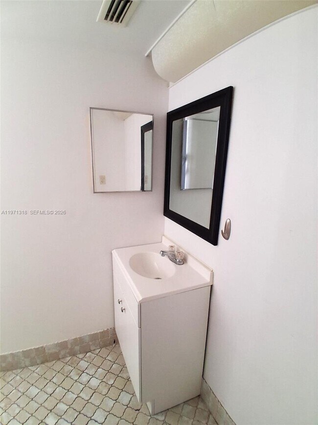 Building Photo - 1770 NE 191st St