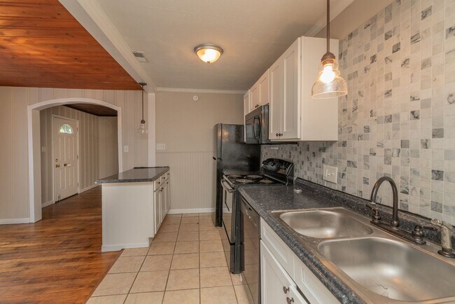 Building Photo - $1,200 - 3 bed/2 bath house for rent in Midtown Augusta, with fenced back yard