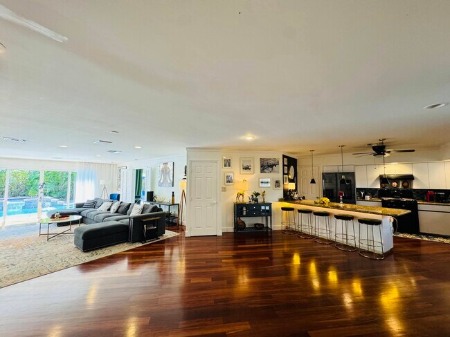 Building Photo - 1728 NE 40th St