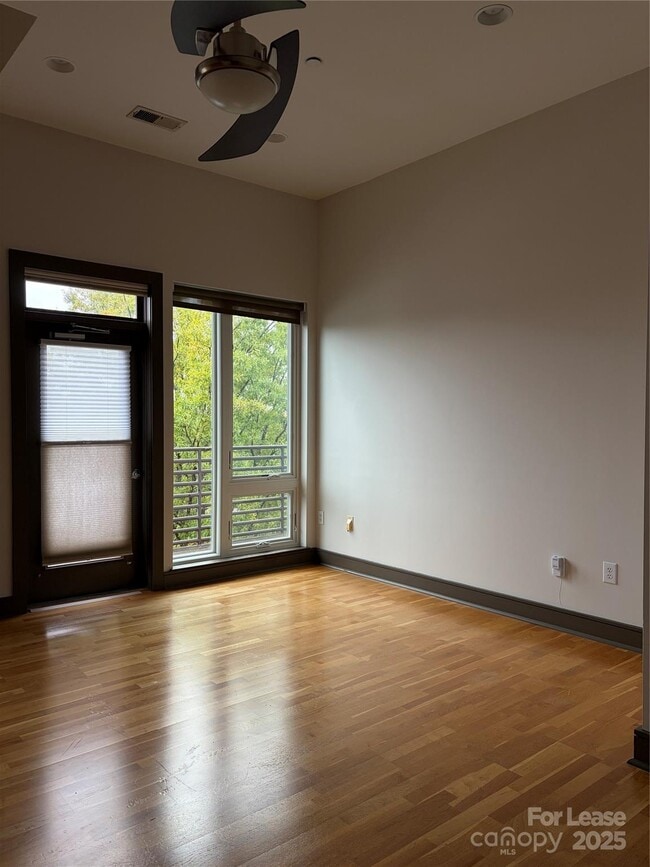 Building Photo - 2200 Lyndhurst Ave