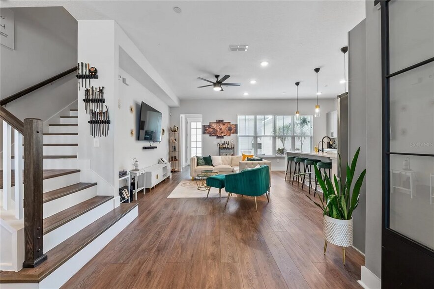 Building Photo - 8427 Modiano St