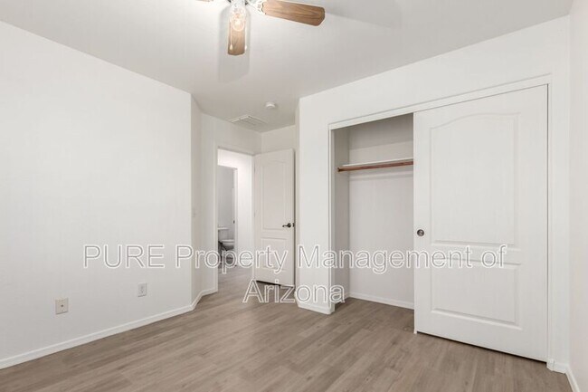 Building Photo - 4044 E Oakland St