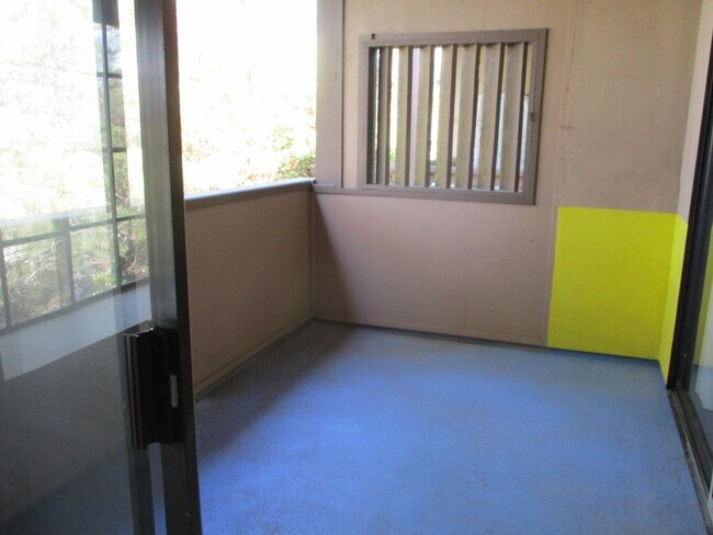 Building Photo - The Boardwalk in La Jolla 2 bdr 2 bath 3 f...