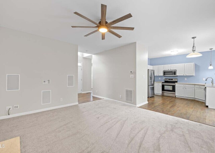 Building Photo - Room in Single Family Home on College Ave