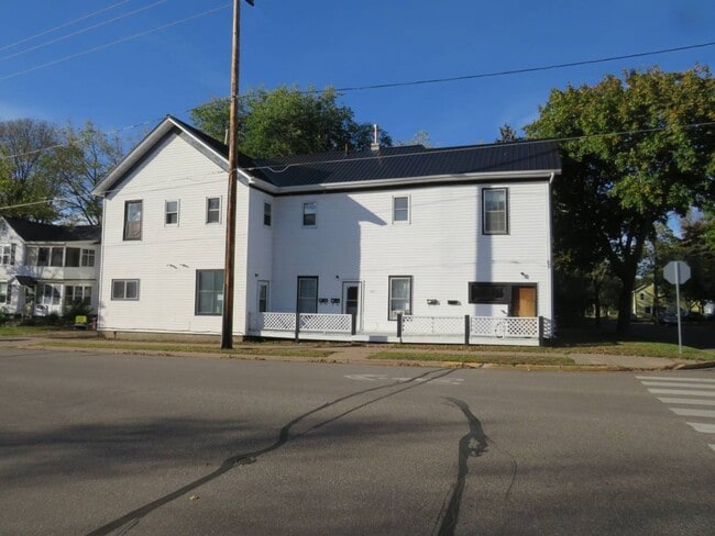 Building Photo - 921 Main St E