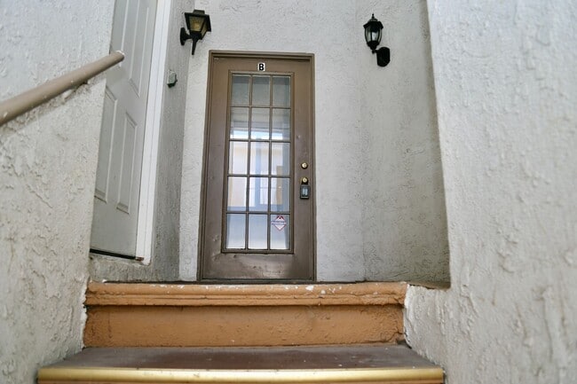 Building Photo - SO close to the beach and PCH - 3 Bedrooms...