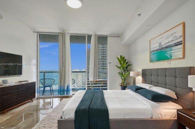 Building Photo - 485 Brickell Ave
