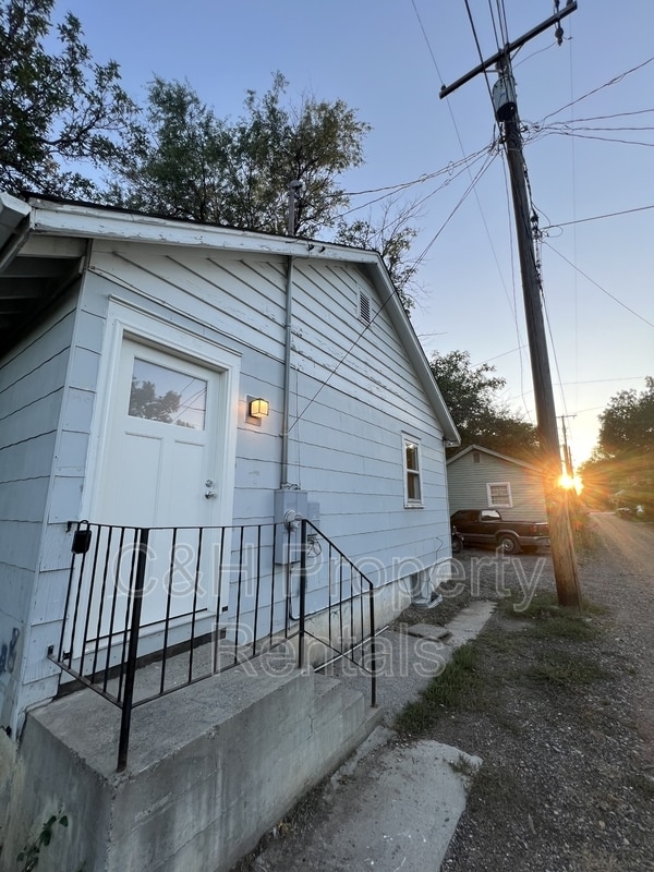 Building Photo - 631 Miles Ave