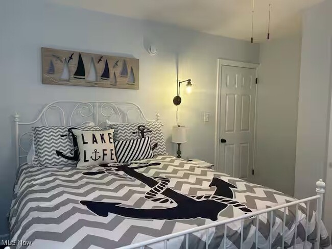 Building Photo - 2542 W 8th St