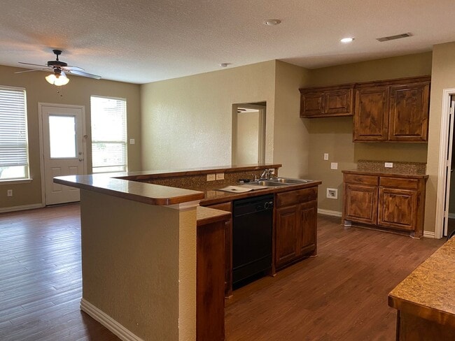 Building Photo - Charming 3-Bedroom Home Just Minutes from ...