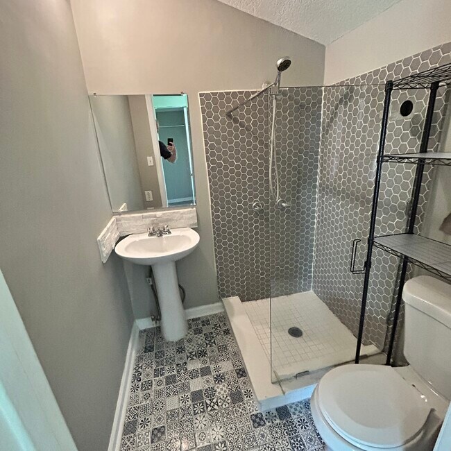 Master bathroom - 532 Christopher St