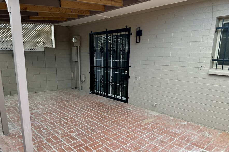 Building Photo - 2810 E Clarendon Ave