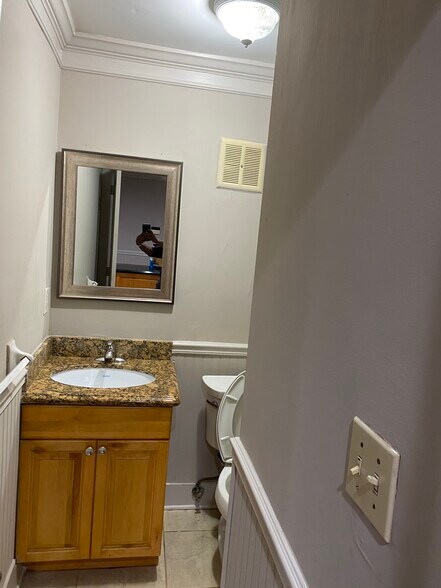 Building Photo - 303 Country Club Dr