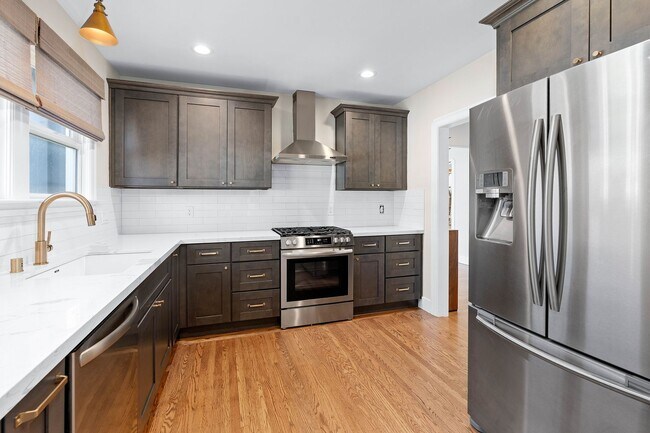 Building Photo - Charming Updated 2 bed, 2 bath Home near D...