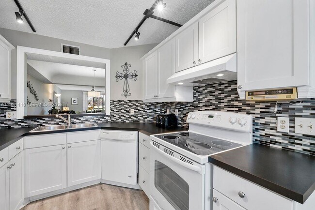 Building Photo - 23249 Barwood Ln N