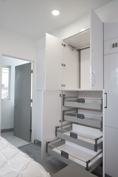 Building Photo - 2929 S La Brea Ave